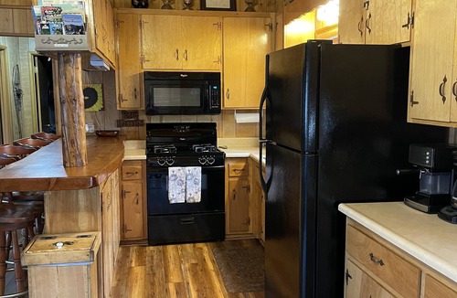 Upper Moonridge Cabin | Cozy Cabin Near Zoo, Golf, Trails, Lake Family & Dog Friendly Game Room