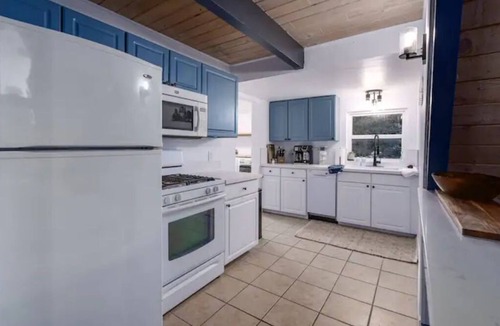 Lake Arrowhead Cabin | Cozy Cabin Retreat w/Hot Tub+Fire Pit+ AC+Games+EV+BBQ