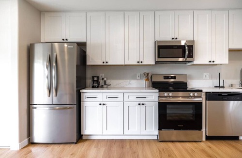 Winter Gardens House | Cozy Casa Bright Modern Suite Kitchen + W/D