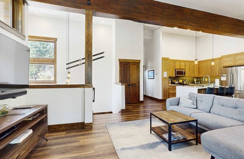 Truckee Condo | Cozy & contemporary townhome with two decks - close to town & outdoor fun