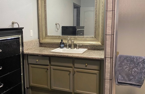 Modesto House | Cozy-Family Friendly-Hidden Gem in Modesto-Newly Built, 3 Bed, 2 Bath, 5 Beds