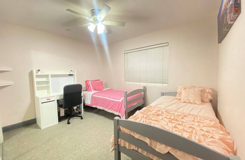 Modesto House | Cozy-Family Friendly-Hidden Gem in Modesto-Newly Built, 3 Bed, 2 Bath, 5 Beds