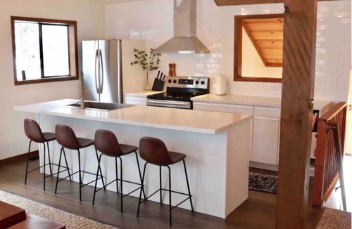 Tahoe City Ski Chalet | Cozy/Modern, Hot Tub, Skiing, Gathering Space, Families, Pets