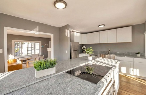 Oakland House | Cozy Oakland 2BR Home - Near Airport, BART & I-880
