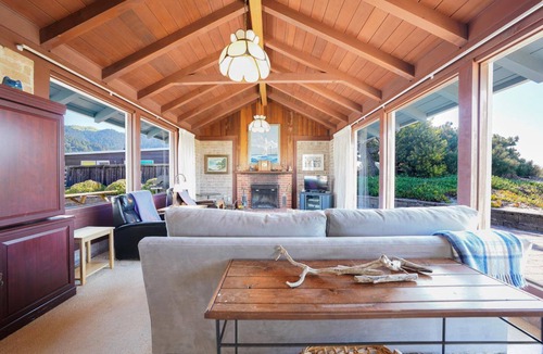 Stinson Beach House | Cozy Oceanfront Getaway in Seadrift