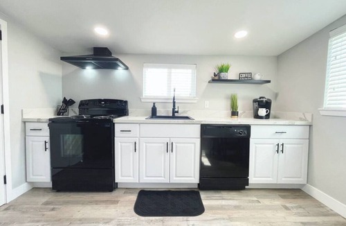 Visalia House | Cozy one-bedroom home located in central Visalia, California, on Mooney Blvd. Discover our tranquil, modern 1-bedroom Visalia home, perfect for two guests and their pets. Located about 55-minute drive to Sequoia National Park.