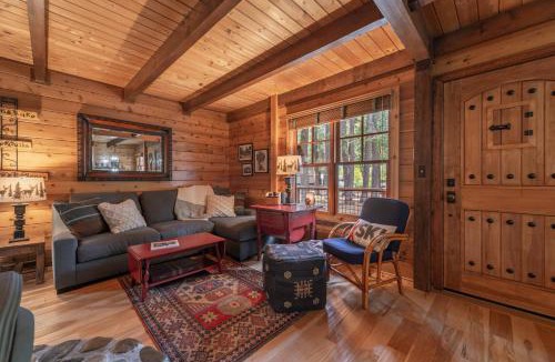 Tahoe Pines House | Cozy Pet-Friendly Cabin Private Hot Tub Fenced In Yard Book on Mobile for Promo Price
