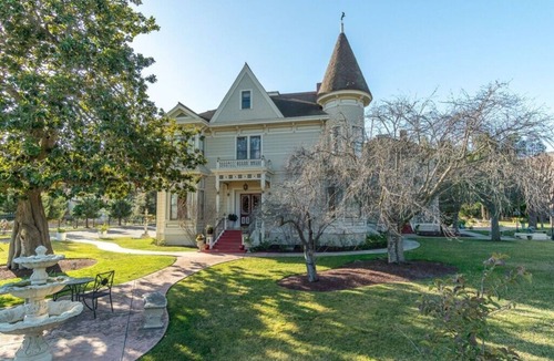 Salinas House | Cozy Queen Suite Soaking Tub Monterey Area