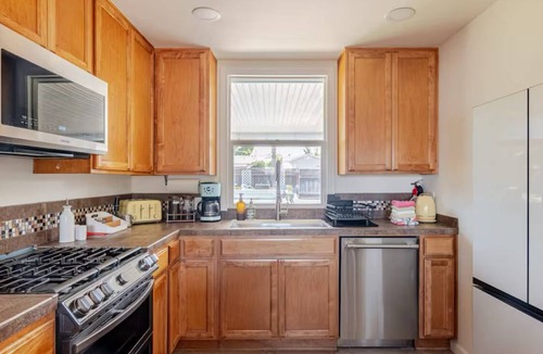 Bay Ho House | Cozy San Diego Family Beach Oasis, Central to Zoo, HotTub, Fire Pit, Games, BBQ