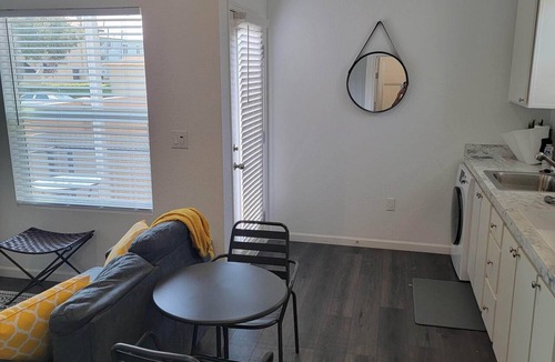 Los Angeles Apartment | Cozy studio ADU in lovely Los Angeles with refreshing AC near SoFi Stadium