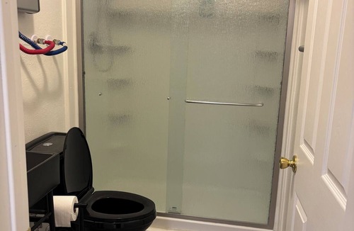 Crescent City Apartment | Cozy studio in perfect Crescent City with refreshing AC