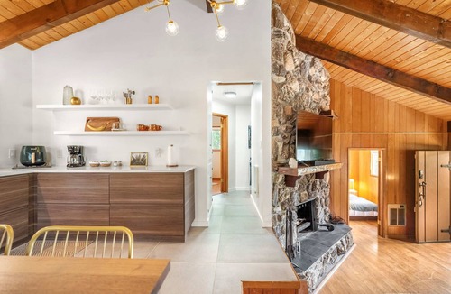 Crestline Cabin | Cozy Updated Cabin w/Views, Walk to Lake Gregory