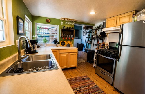 Fish Camp House | Cozy Yosemite Retreat Private Hot Tub BBQ 2 Mi from Yosemite