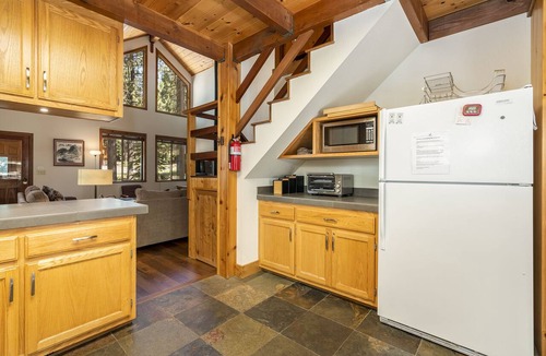Truckee Cabin | Creekside Cabin - Beautiful Dog Friendly Cabin in TD, Hiking and Biking Access