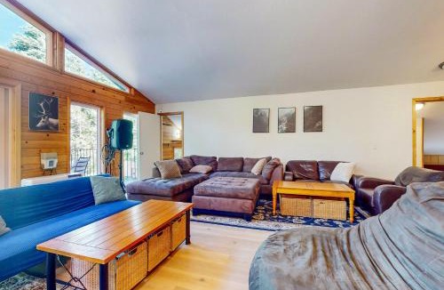 Shingletown House | Creekside Escape w/Private Hot Tub in Shingletown