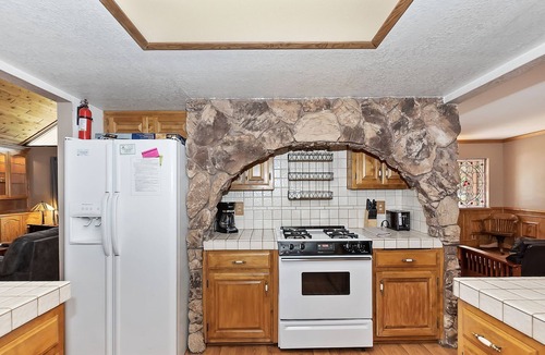 Fox Farm Cabin | Crystal Lake Inn by Destination Big Bear : Pool Table! Foosball! Air Hockey! Master Suite! Deck! BBQ!