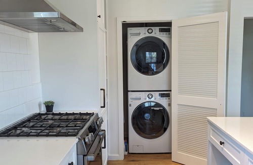 Carlson Park House | Culver City Luxury Duplex Unit 2 blks to Downtown, Sony Pictures Entertainment
