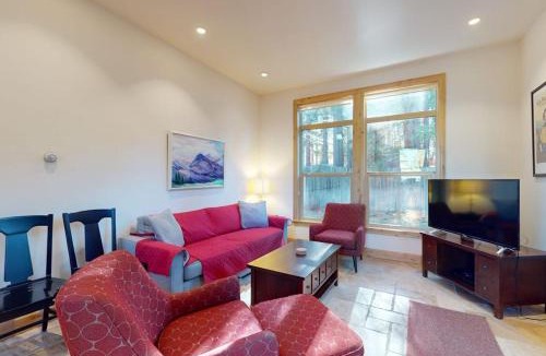 South Lake Tahoe House | Custom South Lake Tahoe Cottage for 6 Close to Parks and Beaches