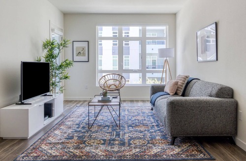 Pill Hill Apartment | Delightful 2BR + Parking in Oakland by Zeus