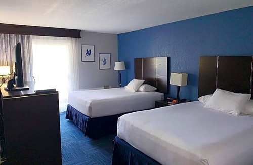 Old Towne Hotel | Deluxe 2 Queen Near Main St w/Breakfast