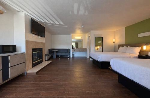 Munras Avenue Hotel | Deluxe 2 Queen Room - Extra Spacious Layout - Sleeps 4