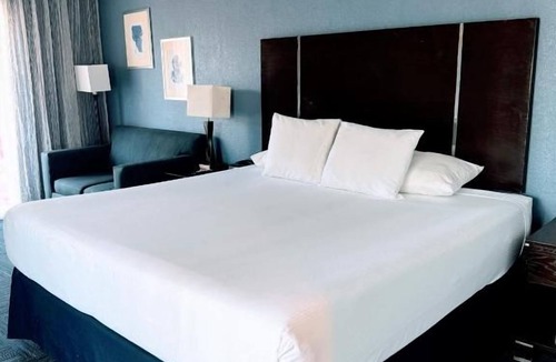 Old Towne Hotel | Deluxe King Room with Balcony, Free Breakfast and Parking Near Seal Beach Pier
