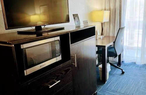 Old Towne Hotel | Deluxe King Room with Balcony, Free Breakfast and Parking Near Seal Beach Pier