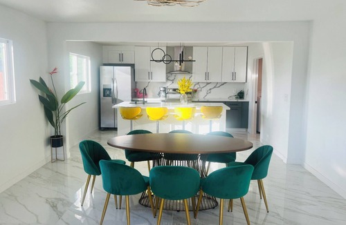 Townsite House | Designer 5BR Villa Near Strip, Neon Vibes & HotTub