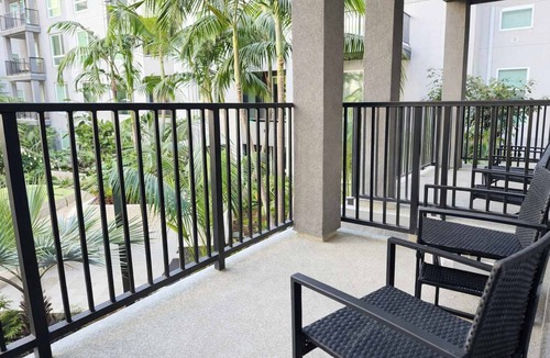 Lyon Street Apartment | Designer Apartment w/Pool & Gym 10 Min to Disney