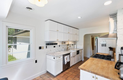 St. Helena House | Designer Downtown Saint Helena Home. Walking Distance to Downtown!