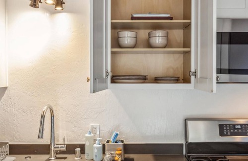 The Willows House | Designer Home Near Stanford/Tech Hub+AC/Gym/Office/BBQ/Parking. 2 Bed/1 Bath.