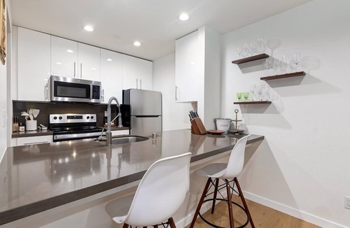 Beverly Grove Condo | Designer Remodeled Condo w/Pool & Gym. Centrally Located. 1 Year Minimum term