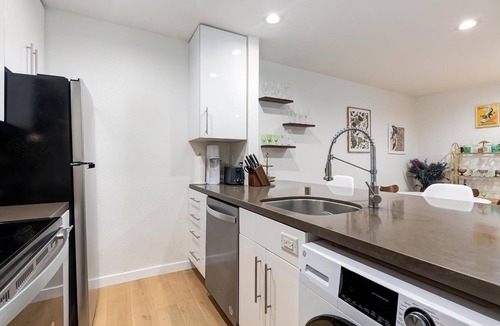 Beverly Grove Condo | Designer Remodeled Condo w/Pool & Gym. Centrally Located. 1 Year Minimum term