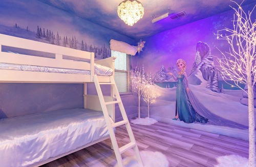 West Kissimmee Resort | Disney Vacation Villa. Free Water park and Disney Shuttle. Themed Room.