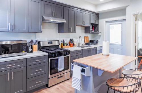 Midway City House | Disneyland Family Retreat I Sleeps 12, Game Room, Pool Table, King Bed & EV Access