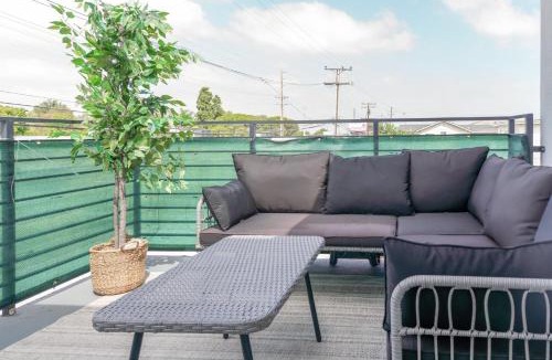 Midway City House | Disneyland Family Retreat I Sleeps 12, Game Room, Pool Table, King Bed & EV Access