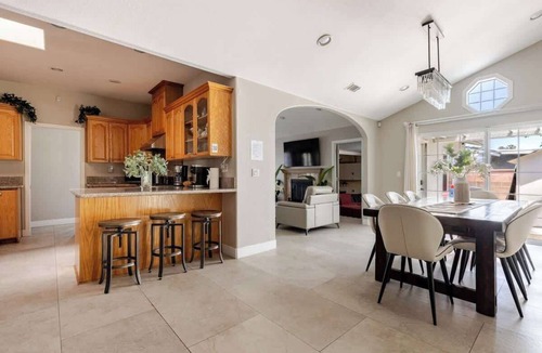 Sherwood Forest and Thistle Development House | Disneyland/Knott's 6BR, 4BA, 3000 sqft, No Tax