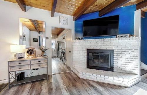 Arrowbear Lake House | Dog-friendly retreat with fast WiFi, washer/dryer & wood-burning fireplace