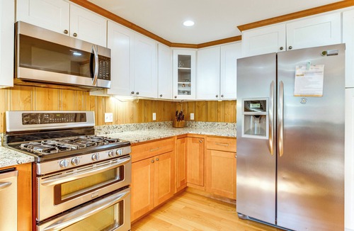 Ogunquit House | Downtown Ogunquit Home: 1 Mi to Beach!