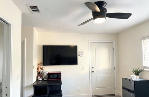 New Era Park House | Downtown Private Master Suite with Easy Parking