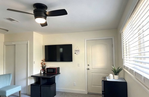 New Era Park House | Downtown Private Master Suite with Easy Parking