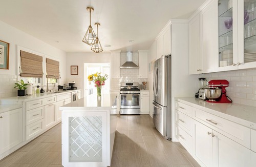 Mid-Wilshire House | Dreamy Cali Cottage w/Pool, WiFi, AC in mid-city Los Angeles