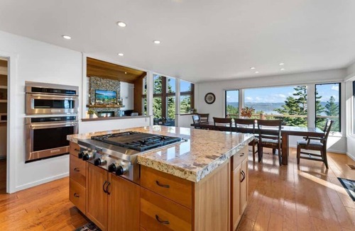 Carnelian Bay House | Dynamic Views, Hot Tub, Gym, 2nd Living Room, Garage and More.