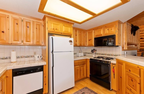 Fox Farm Cabin | Eagle Tree Cabin by Destination Big Bear: Fox Farm Neighborhood! Spacious! Minutes from the Village and Ski Resorts!
