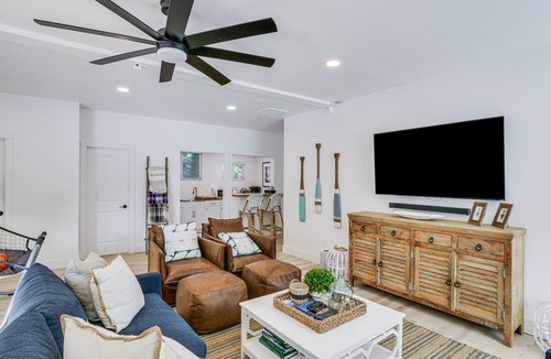 Peninsula Village Cabin | East Shore Peninsula Cabin w/Pickleball Court