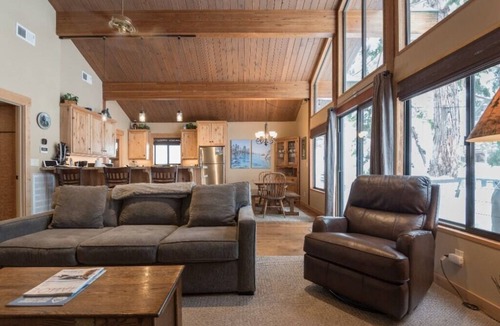 Sunnyside House | Easy walk to homeowners beach and Sunnyside