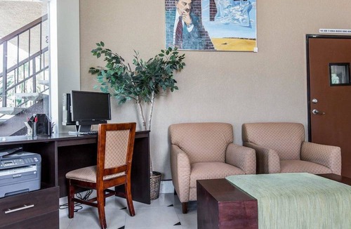 Fallbrook Hotel | Econo Lodge Inn & Suites Fallbrook Downtown