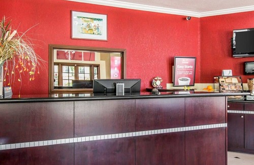 Fallbrook Hotel | Econo Lodge Inn & Suites Fallbrook Downtown