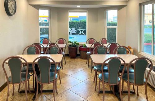 Corning Hotel | Econo Lodge Inn & Suites Corning Travel Center