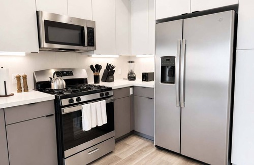 Lyon Street Apartment | Elegant Apartment 10 Min to Disneyland | Pool & Gym